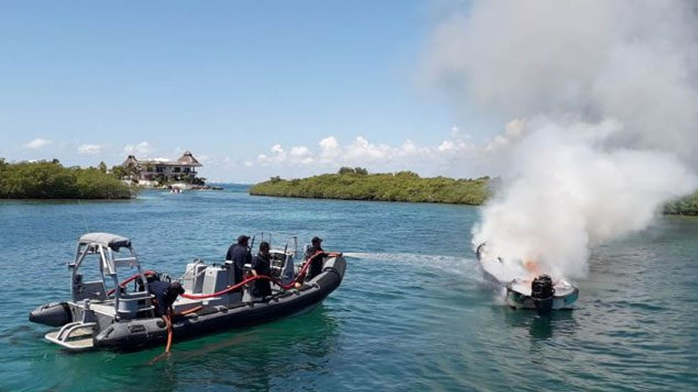 Semar sofoca incendio en embarcación menor en Isla Mujeres