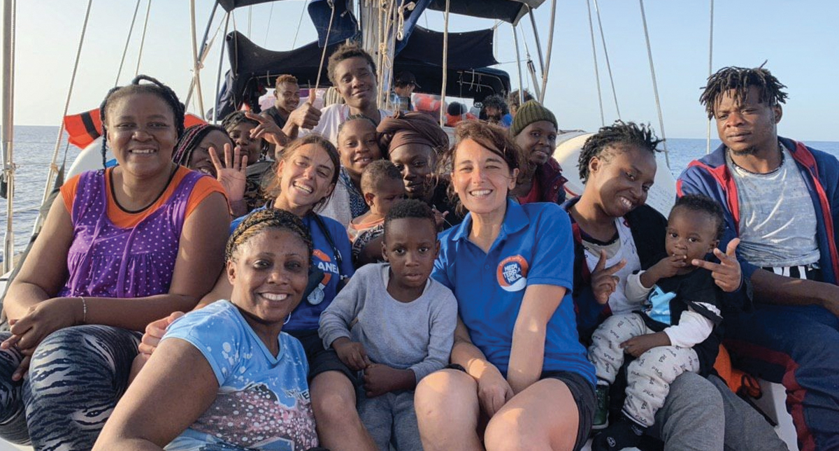 Rescatan a 54 migrantes en el mar Mediterráneo