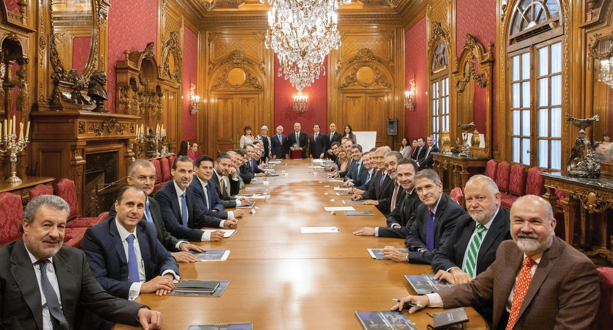 López Obrador se reúne con integrantes de la CNTE y empresarios