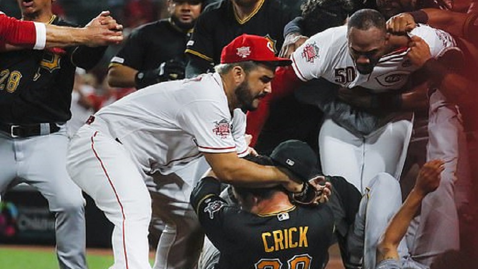 #Video Estrella de los Rojos de Cincinnati golpea a rivales