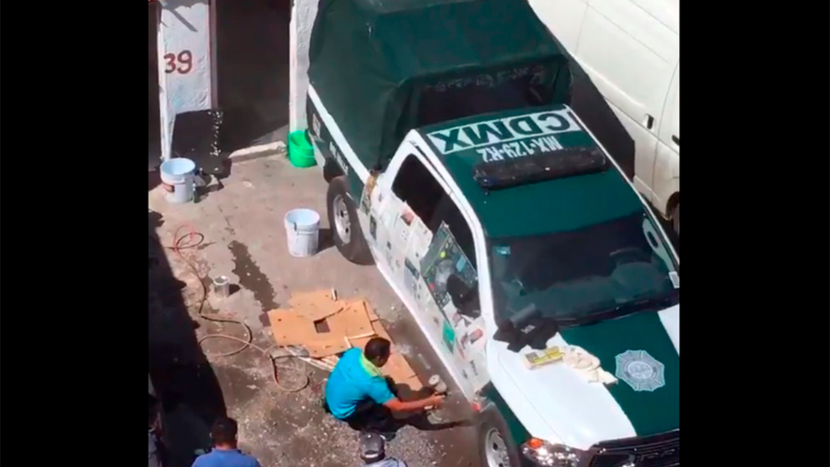 Sancionarán a policía por mandar a pintar patrulla en estacionamiento