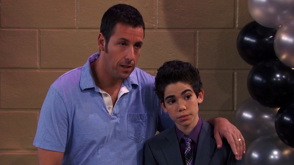 Adam Sandler lamenta la muerte de Cameron Boyce - sandler-con-boyce-en-la-serie-jessie