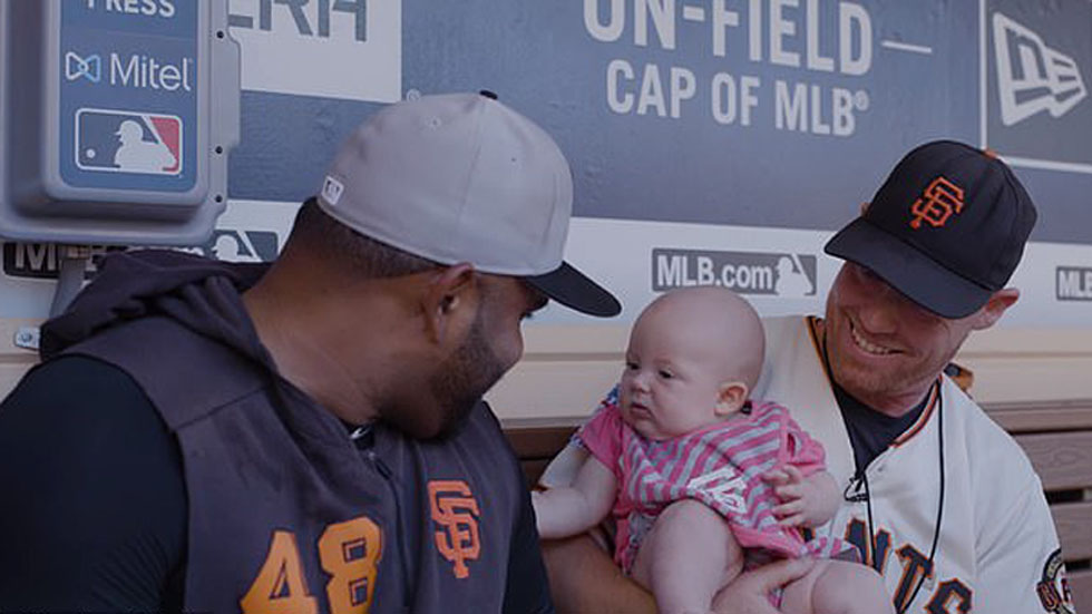 #Video Aficionado atrapa pelota de béisbol mientras carga a su bebé - sandoval-en-convivencia-con-la-familia-rice