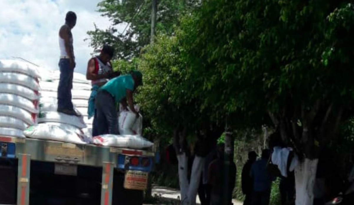 Saquean tráileres con fertilizantes en Guerrero