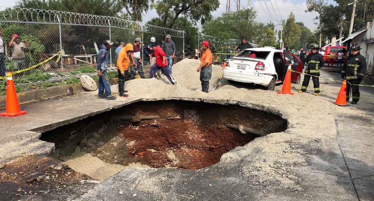 #Video Automóviles caen a profundo socavón en Ecatepec - socavon-en-el-chamizal