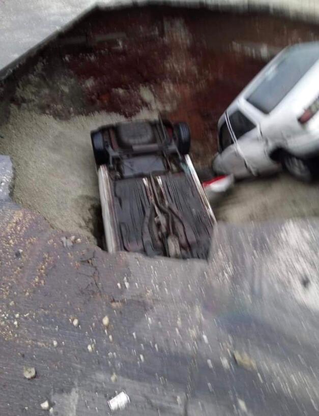 #Video Automóviles caen a profundo socavón en Ecatepec - socavon