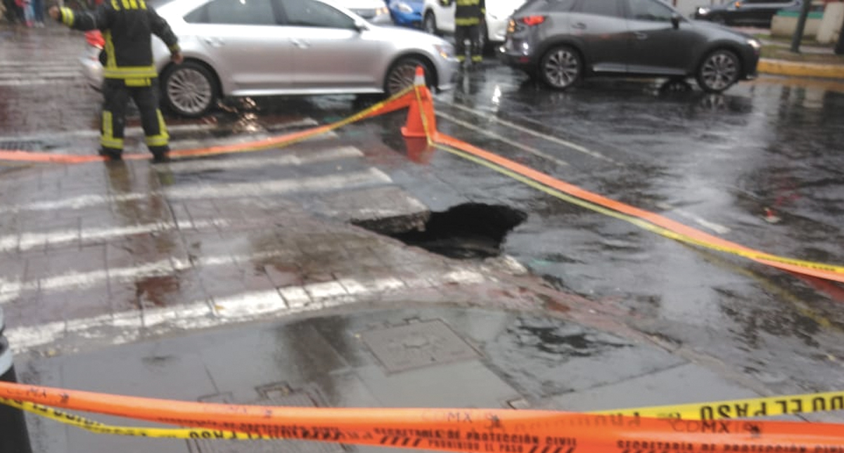 Socavón se forma en Polanco