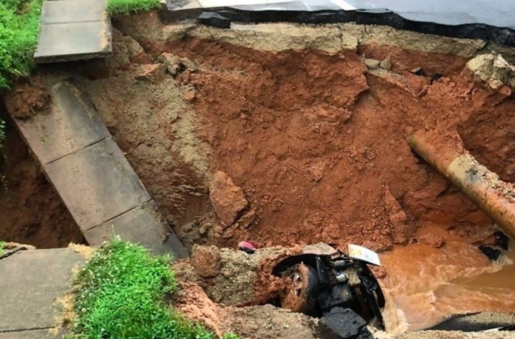 #Video Auto cae a socavón en Virginia