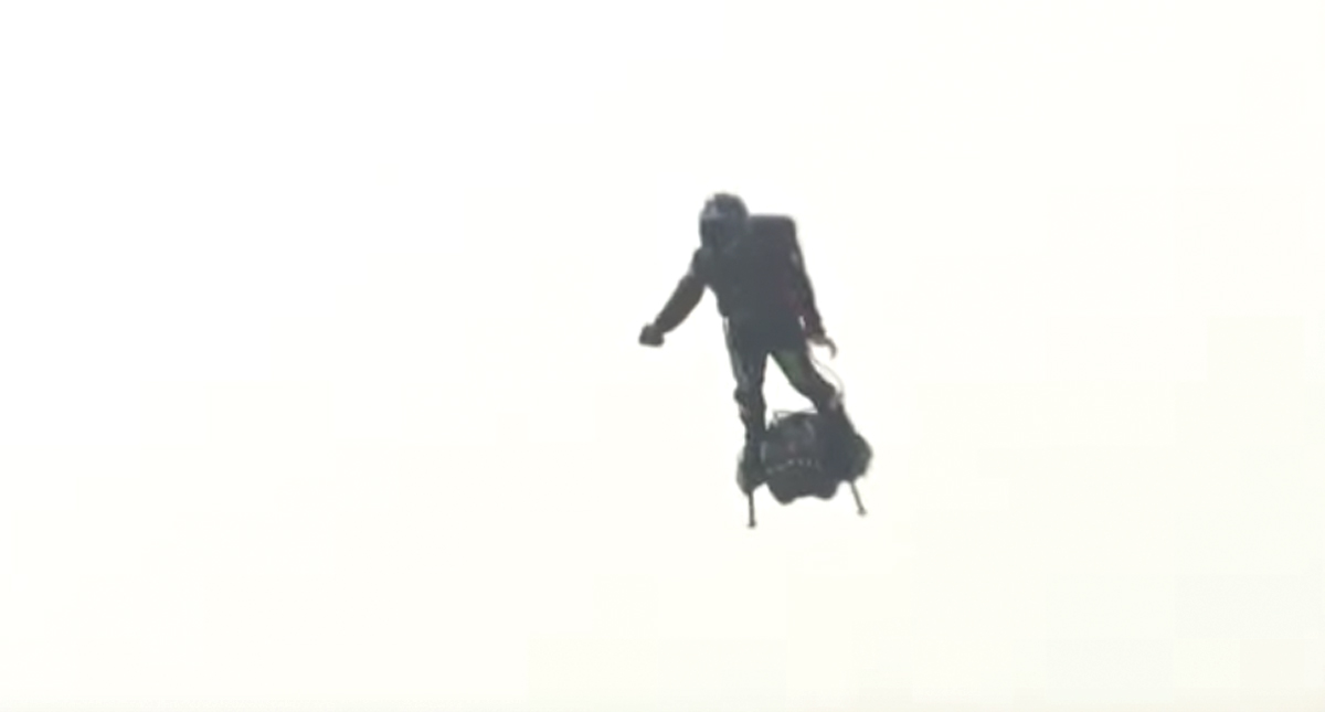 Inventor francés falla al intentar cruzar el Canal de la Mancha en flyboard