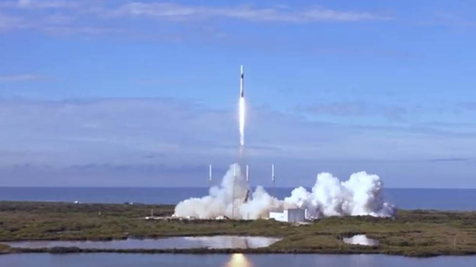 SpaceX lanza su cápsula Dragón con suministros para la EEI