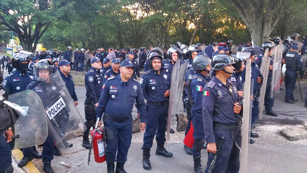 Policías se enfrentan a antorchistas por desalojo en Xalapa - ssp-policias-veracruz-xalapa-2