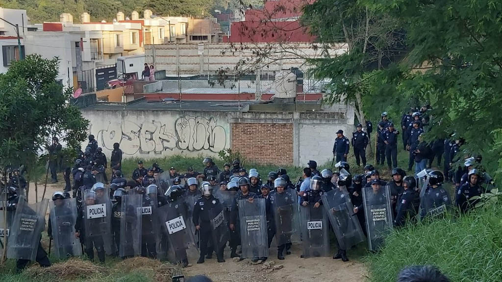 Policías se enfrentan a antorchistas por desalojo en Xalapa