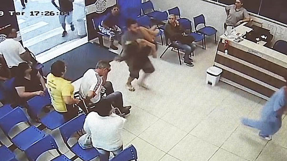 #Video Sujeto presuntamente le dispara a su esposa y la lleva al hospital