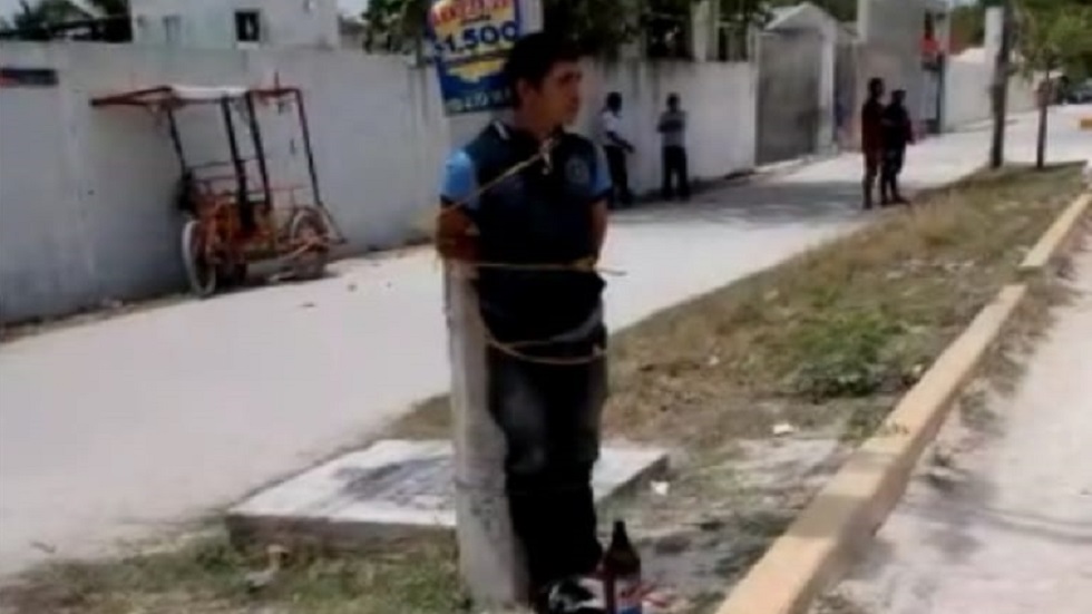 Desarman a supuesto ladrón y lo atan a un poste en Cancún