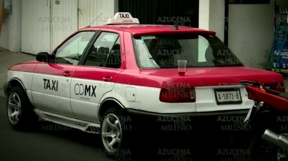 Localizan taxi del que saltó Monserrat Serralde - taxi-estacionado-sobre-la-calle-san-castulo