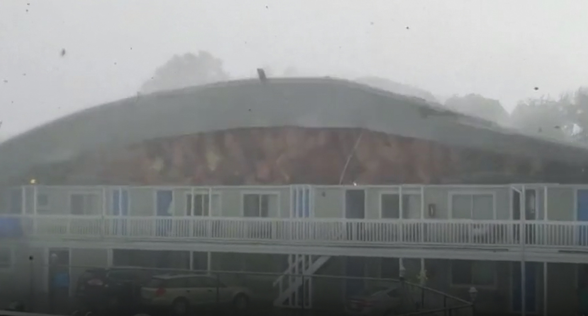 #Video Tornado arranca techo de hotel en Massachusetts