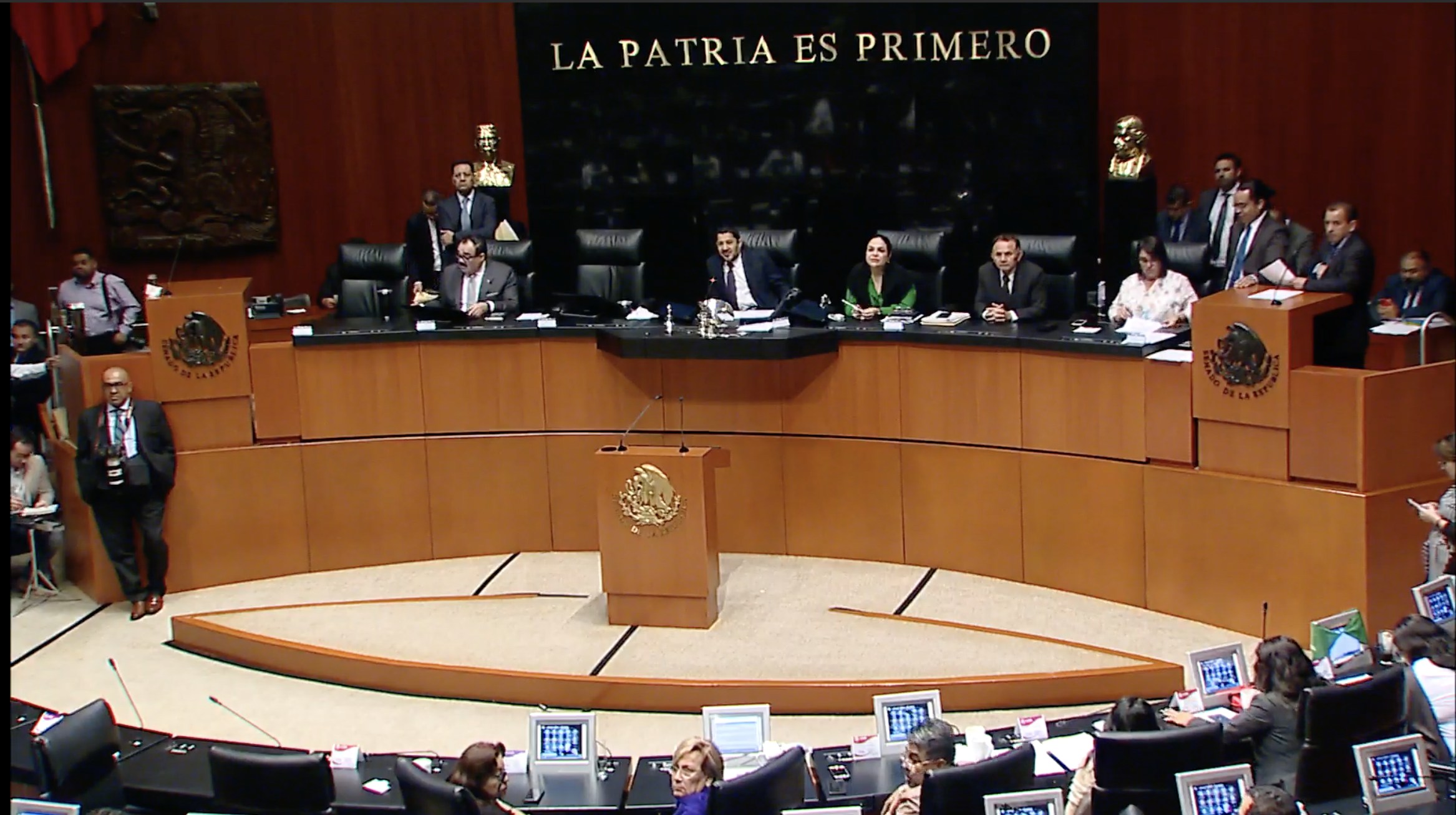 Oposición en el Senado propone que una mujer presida la Mesa Directiva