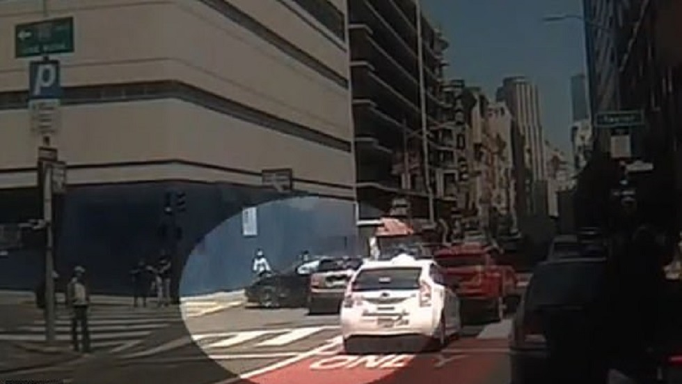 #Video Joven a bordo de Tesla atropella a matrimonio en San Francisco