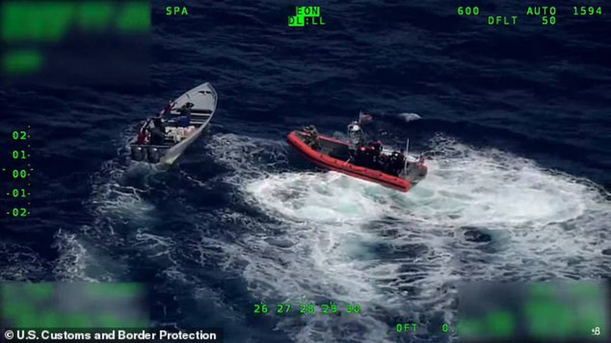 #Video Traficantes tiran cocaína al océano para escapar de la Guardia Costera