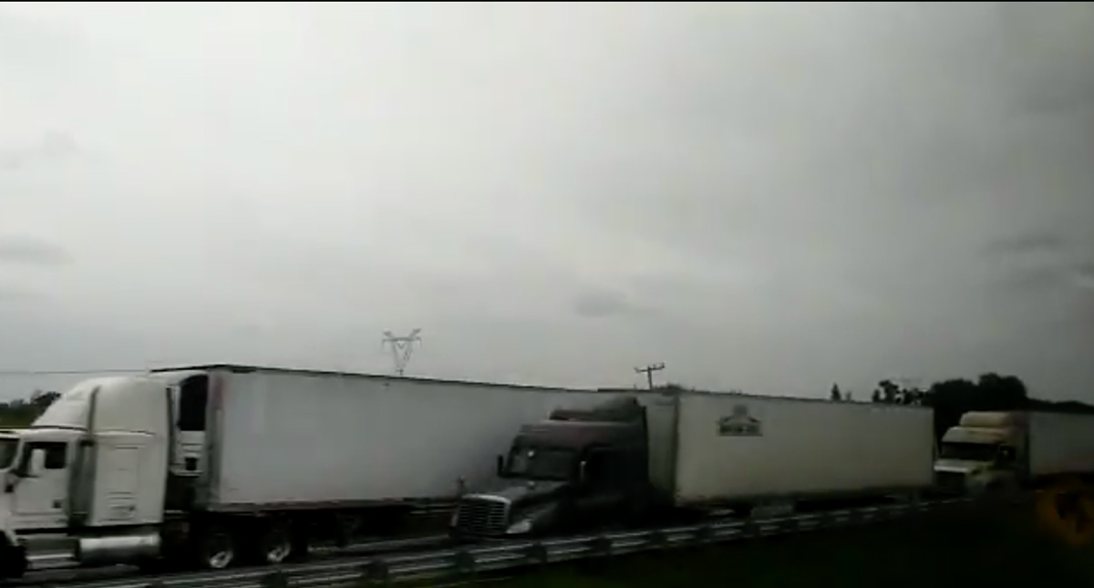 Cerrada circulación en autopista Irapuato-Querétaro por carambola