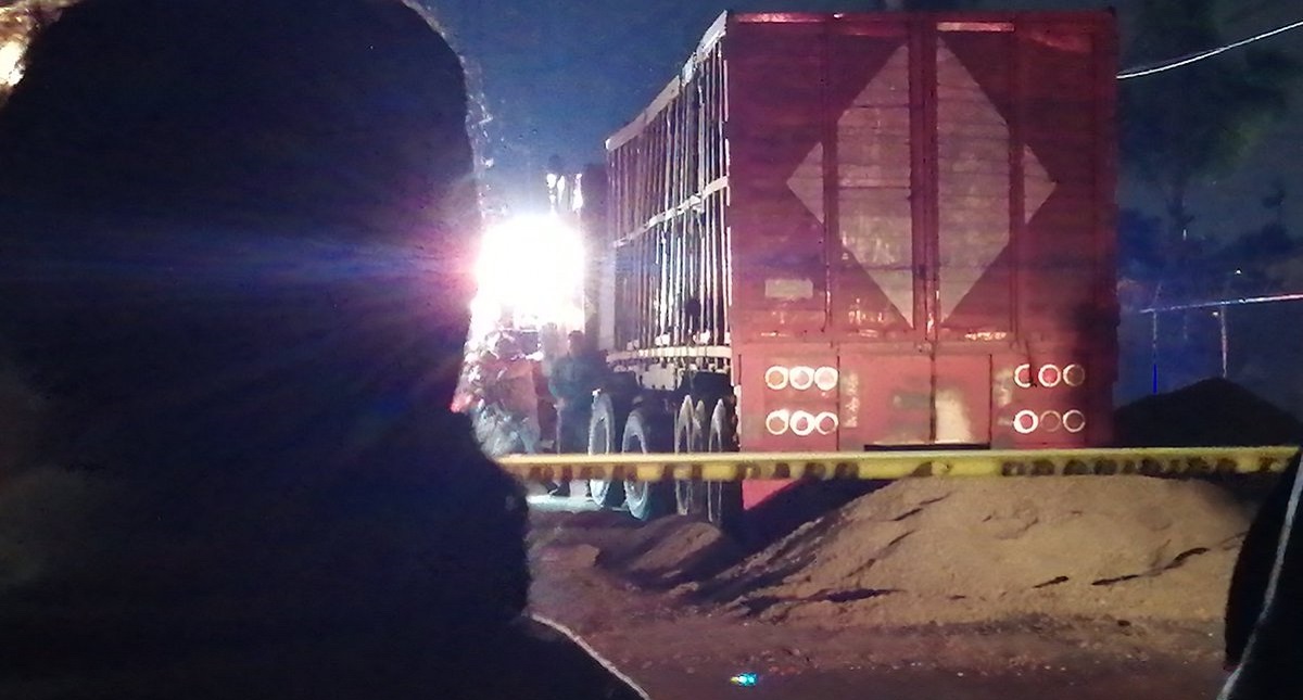 #Video Automóviles caen a profundo socavón en Ecatepec - trailer-que-abrio-el-socavon