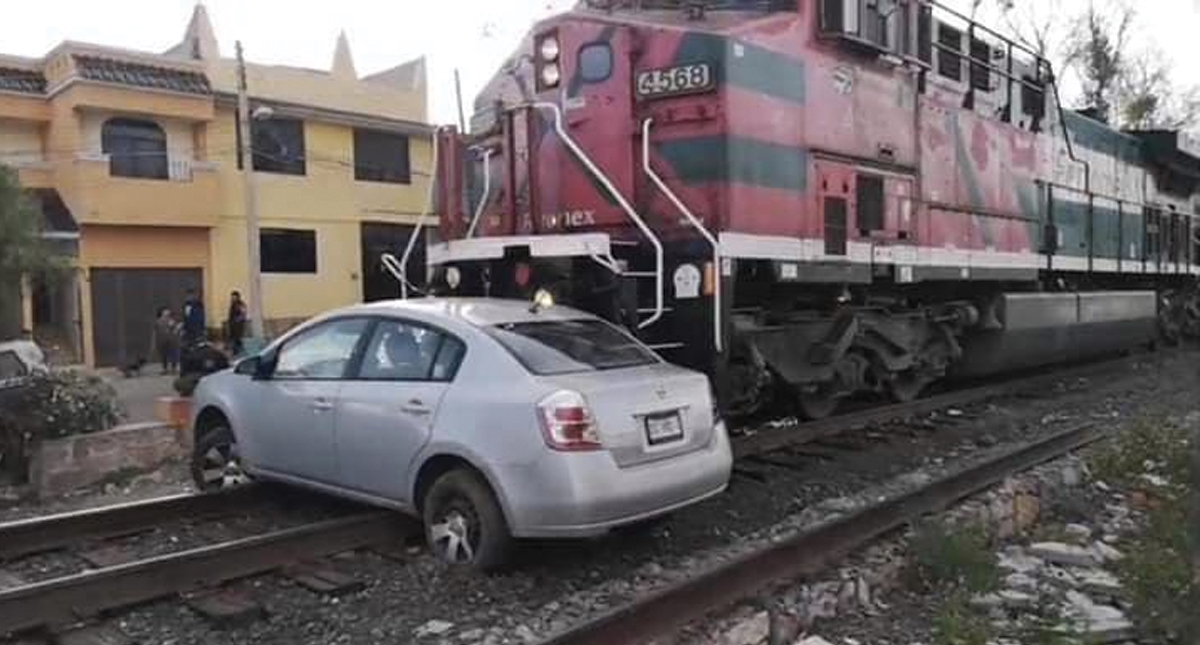 Tren arrastra auto en Zacatecas