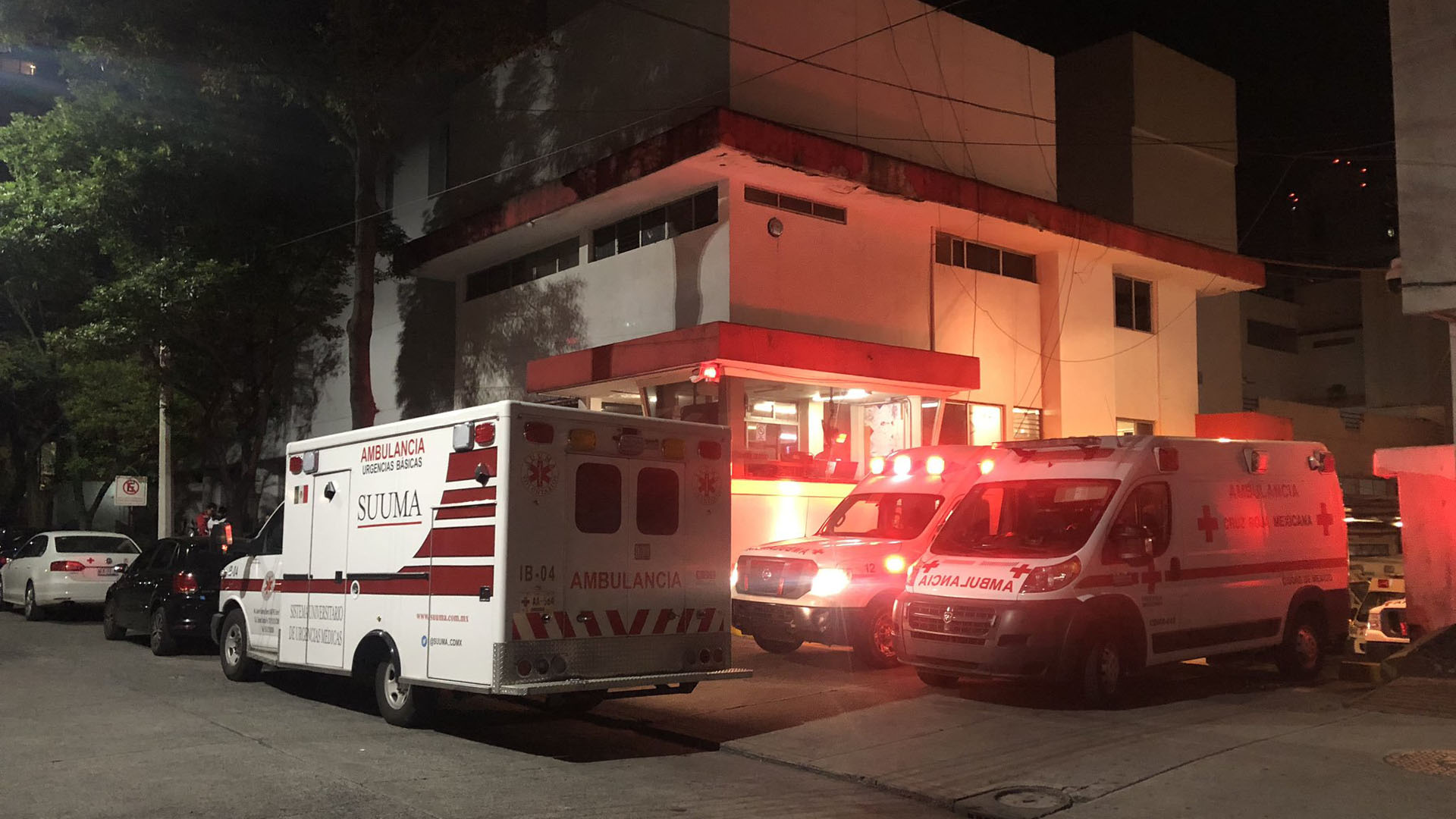 Muere corredor durante el Medio Maratón de la Ciudad de México - una-ambulancia-de-suuma-voluntarios-traslado-al-corredor-a-la-cruz-roja-de-polanco