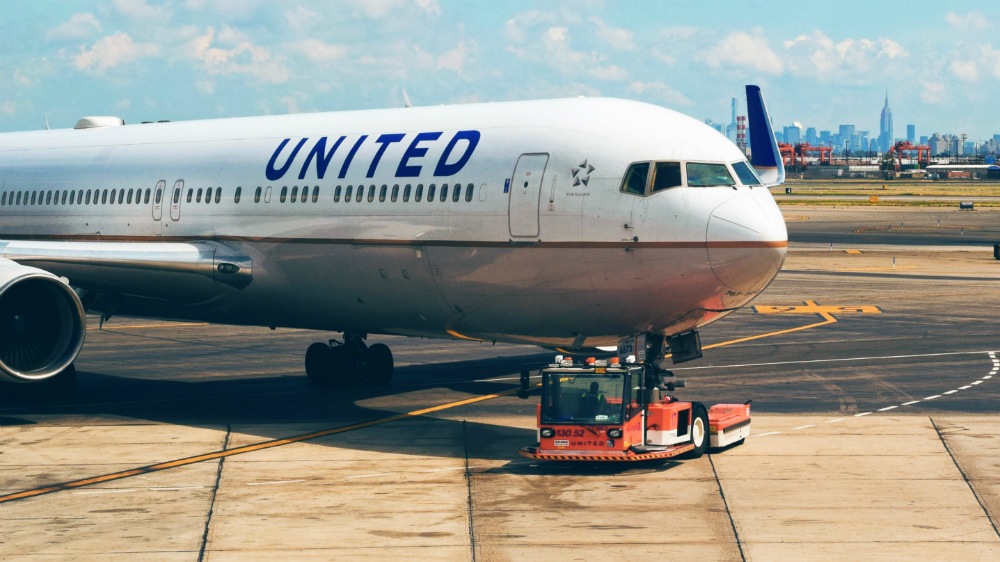 Desalojan a personas de vuelo de United por quejarse de pasajero con tos