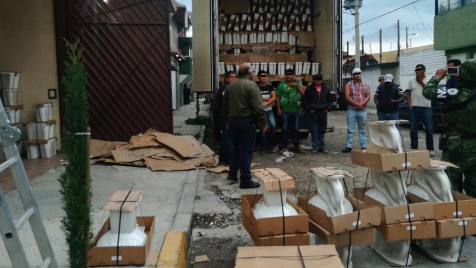 Detienen en Edomex a ocho personas que descargaban tráiler presuntamente robado