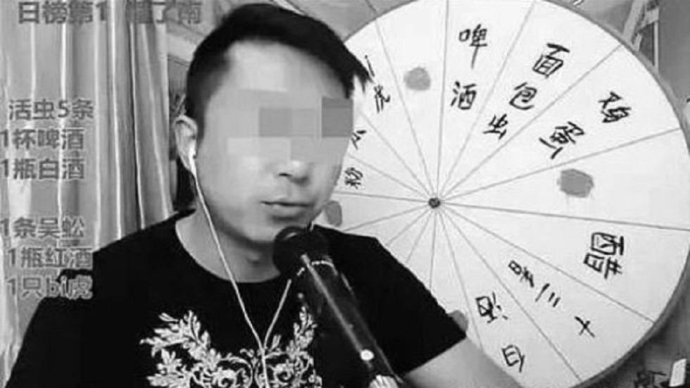 Vlogger chino muere durante transmisión por comer insectos venenosos - vblogger-con-ruleta-para-elegir-que-comida-ingeriria