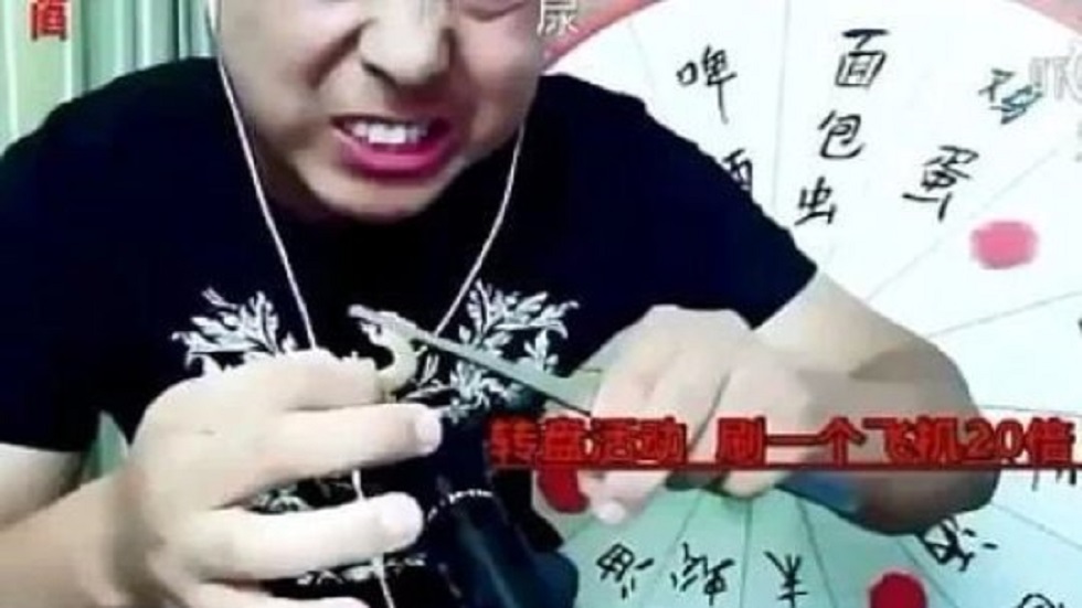 Vlogger chino muere durante transmisión por comer insectos venenosos