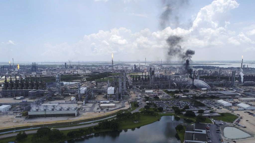 Explosión en refinería de Texas deja 37 heridos - vista-aerea-dde-la-extincion-del-incendio-en-refineria-de-texas