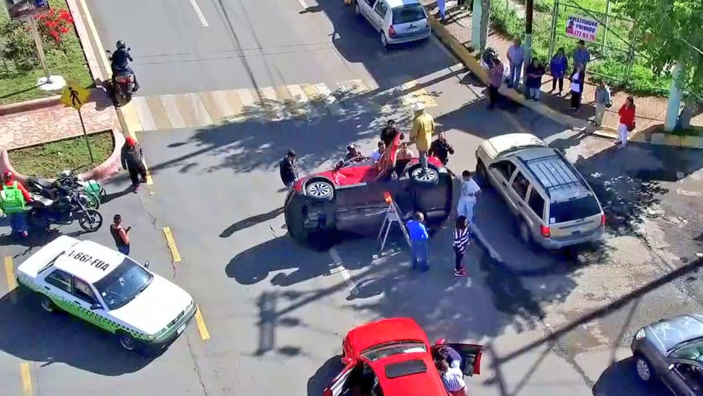 Vuelca camioneta de diputada de Morena en Pachuca