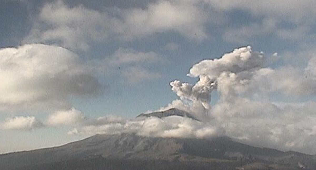 Popocatépetl emite 134 exhalaciones y 10 explosiones