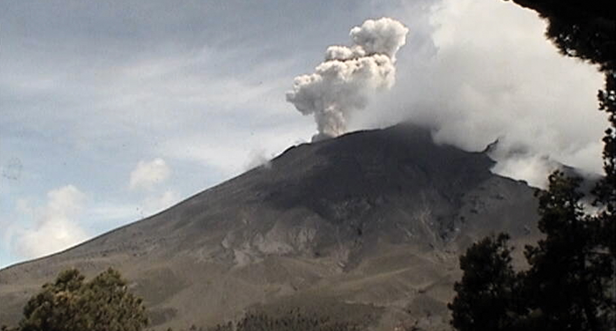 Volcán Popocatépetl continúa con exhalaciones