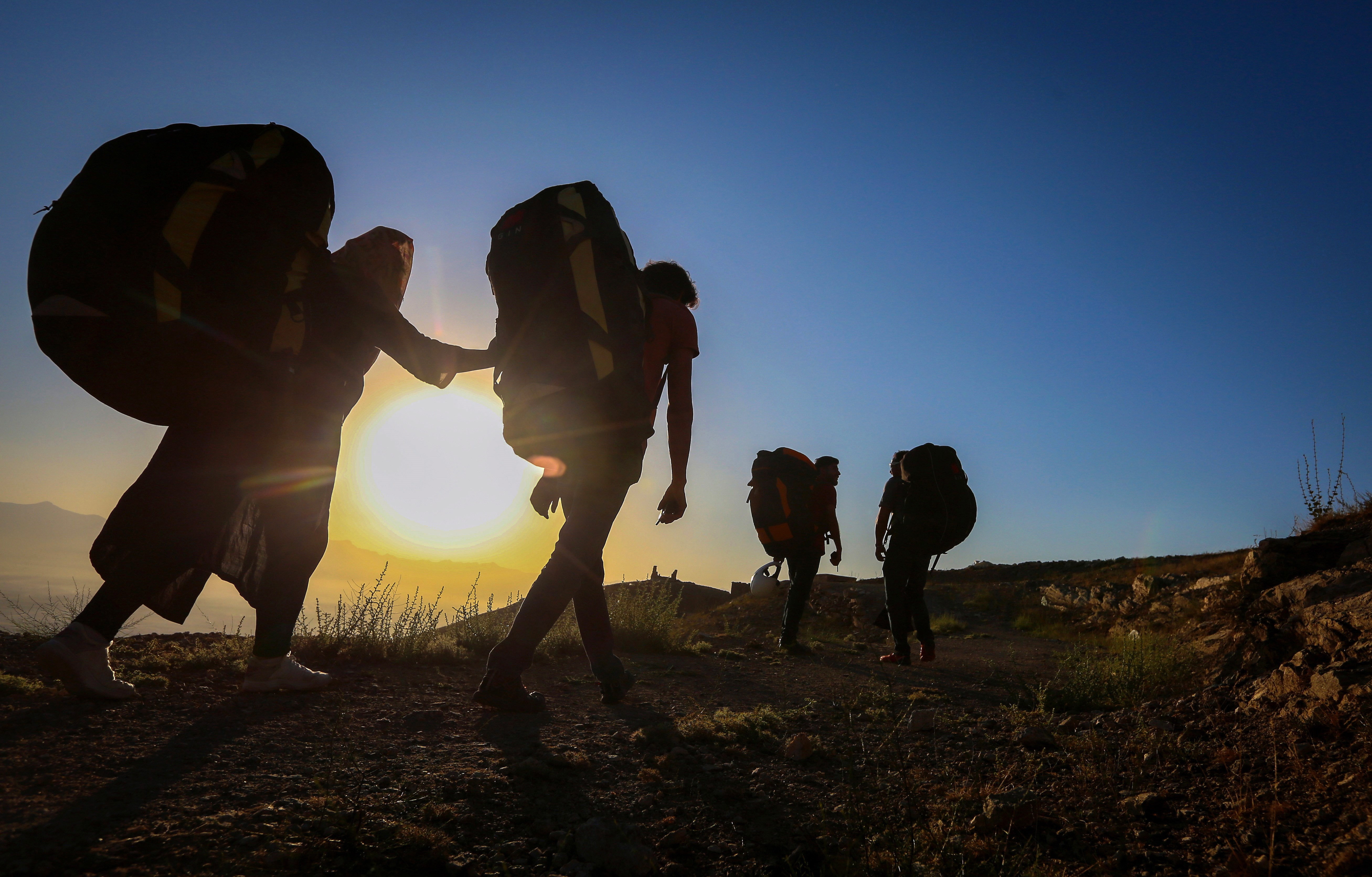 El parapente desafía los riesgos de sobrevolar la guerra en Afganistán