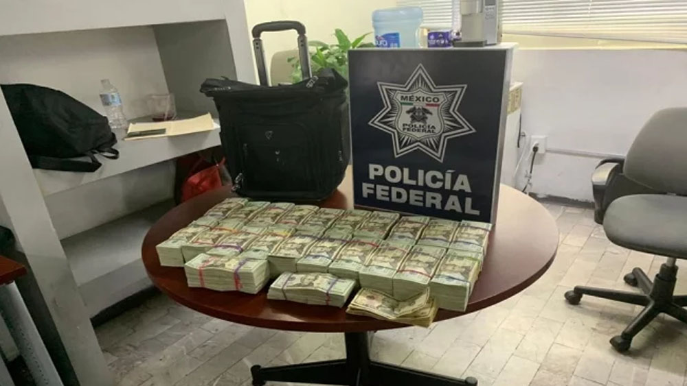 Detienen a dos personas en el AICM con 216 mil dólares