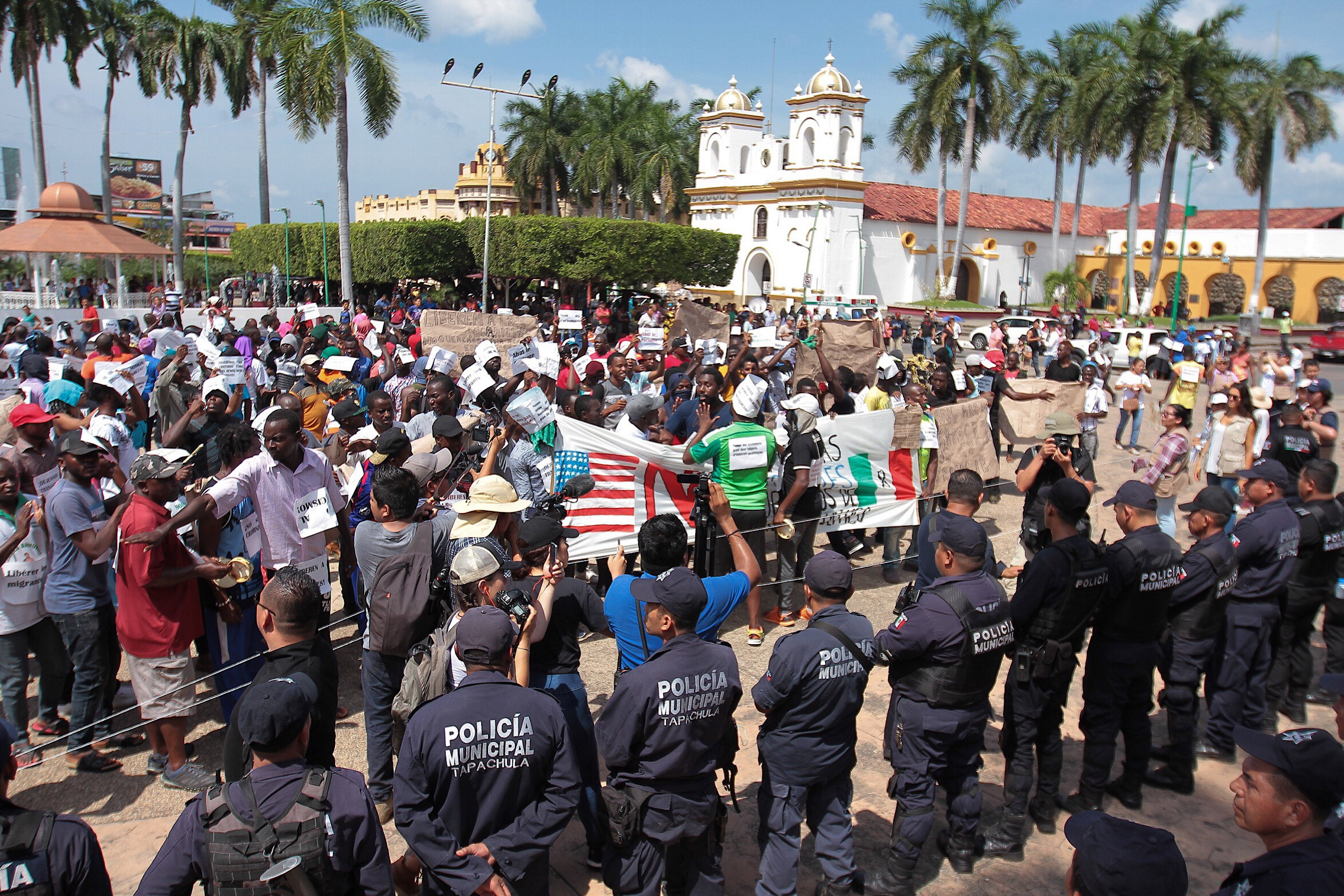 Migrantes africanos marchan al centro de Tapachula, Chiapas - 90830059