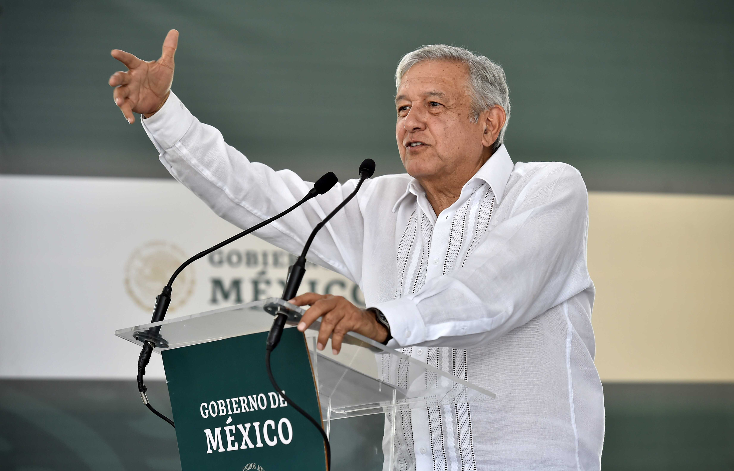 No le pedimos que nos dé becas, como a los ninis, solamente queremos estudiar: joven a AMLO