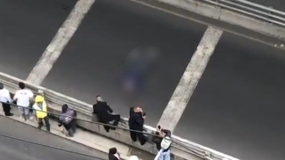 Conductor choca y se arroja del segundo piso del Periférico