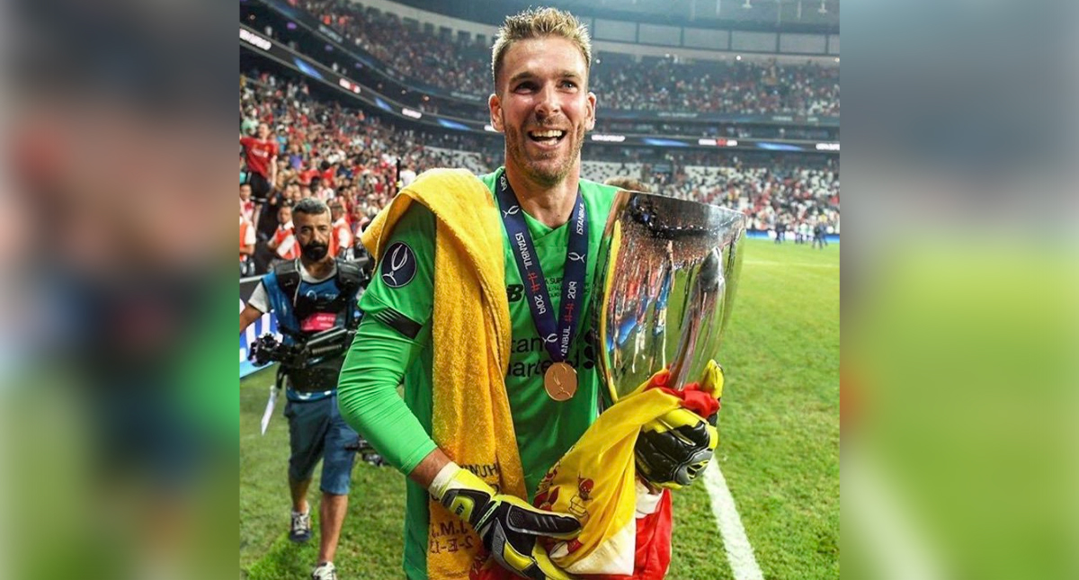 #Video Aficionado lesiona a portero del Liverpool tras ganar la Supercopa