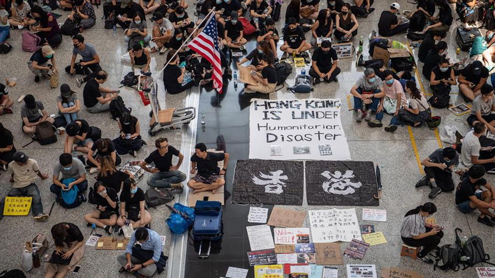 Aeropuerto de Hong Kong suspende vuelos por segundo día ante protestas