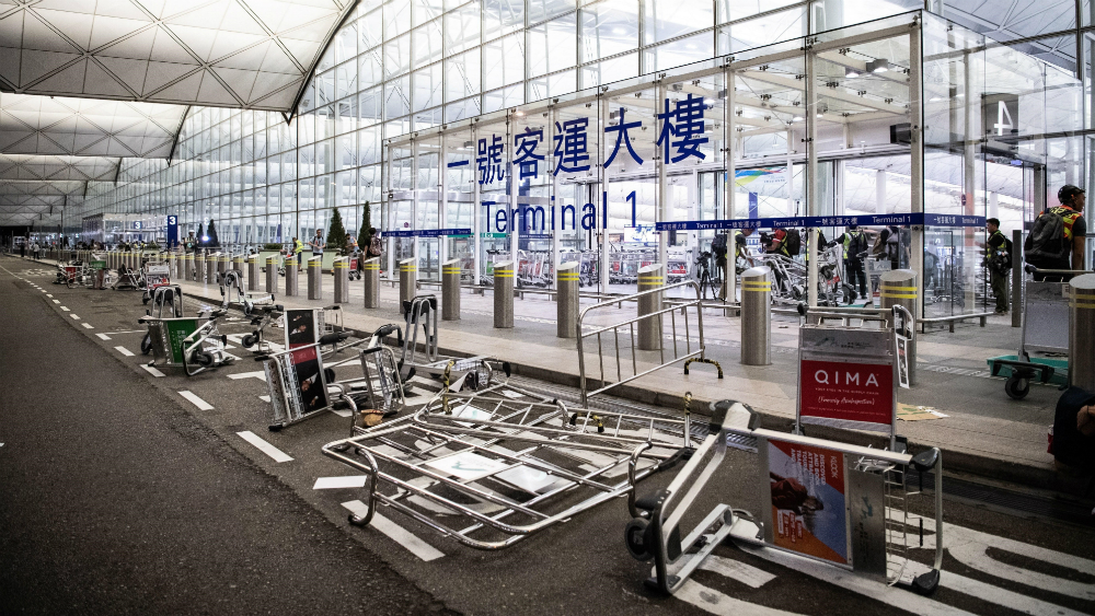 Tribunal de Hong Kong prohíbe a manifestantes permanecer en el aeropuerto