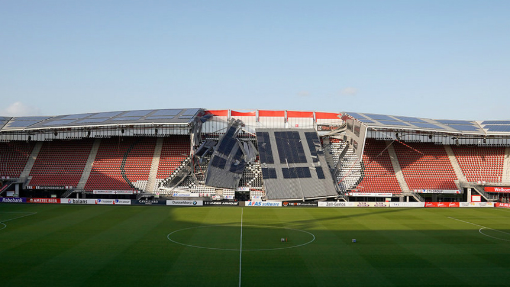Viento derrumba parte del techo del estadio de AZ Alkmaar