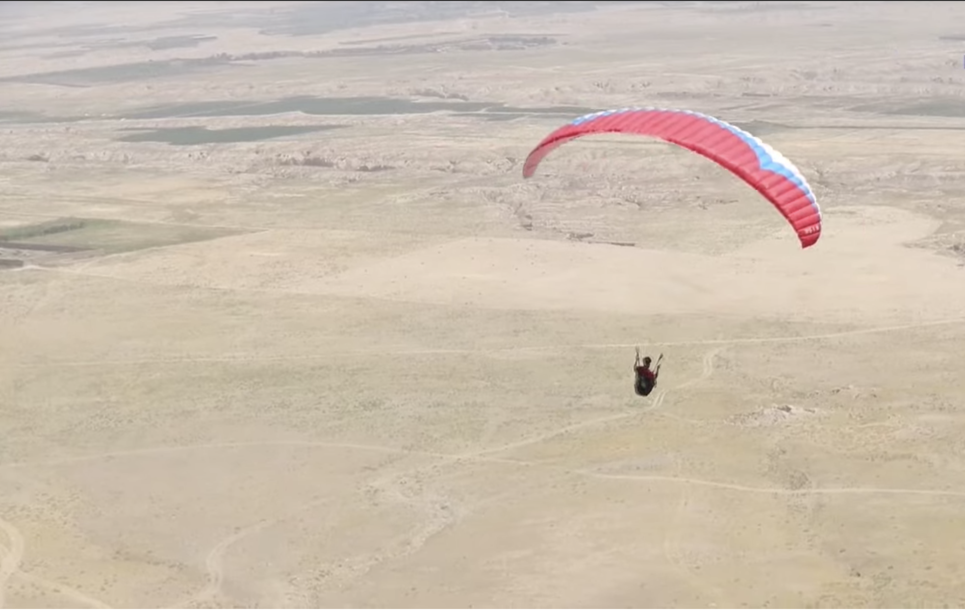 Parapente, el desafío de sobrevolar la guerra en Afganistán