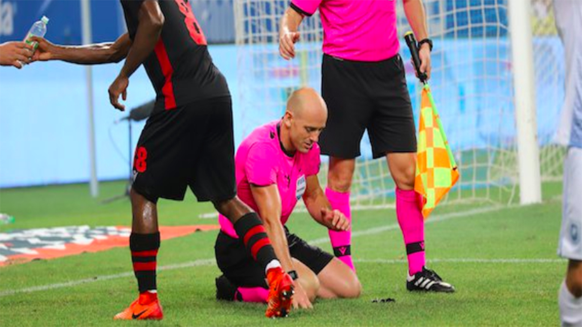 #Video Lanzan bengala y encendedor contra árbitro en la Europa League