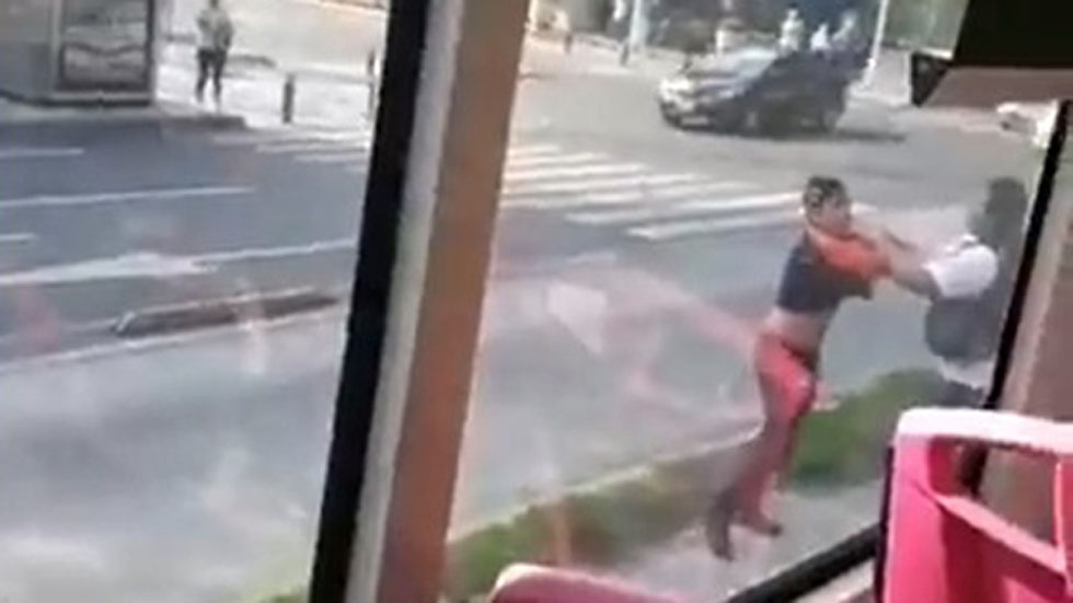 #Video Chofer de Metrobús atropella y golpea a ciclista