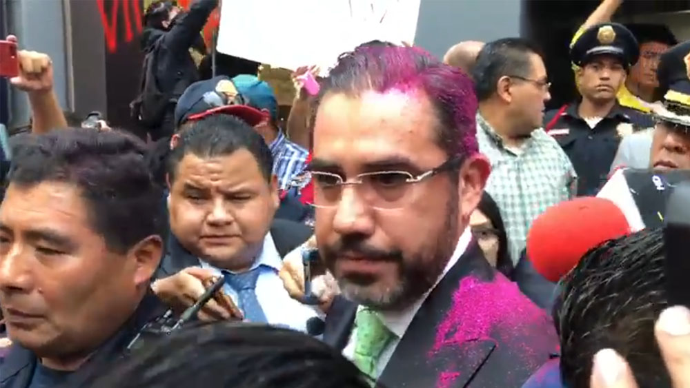 #Video Manifestantes arrojan brillantina a Jesús Orta #Video Manifestantes arrojan brillantina a Jesús Orta