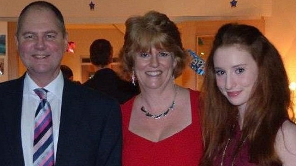 Joven de 19 años se lanza al vacío desde avión pequeño - alana-con-sus-padres