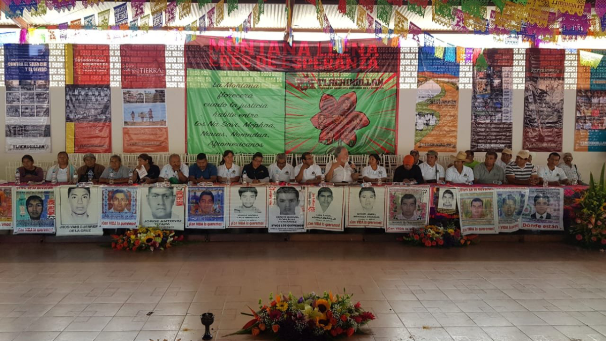 Encinas presenta avance de investigación a padres de Ayotzinapa